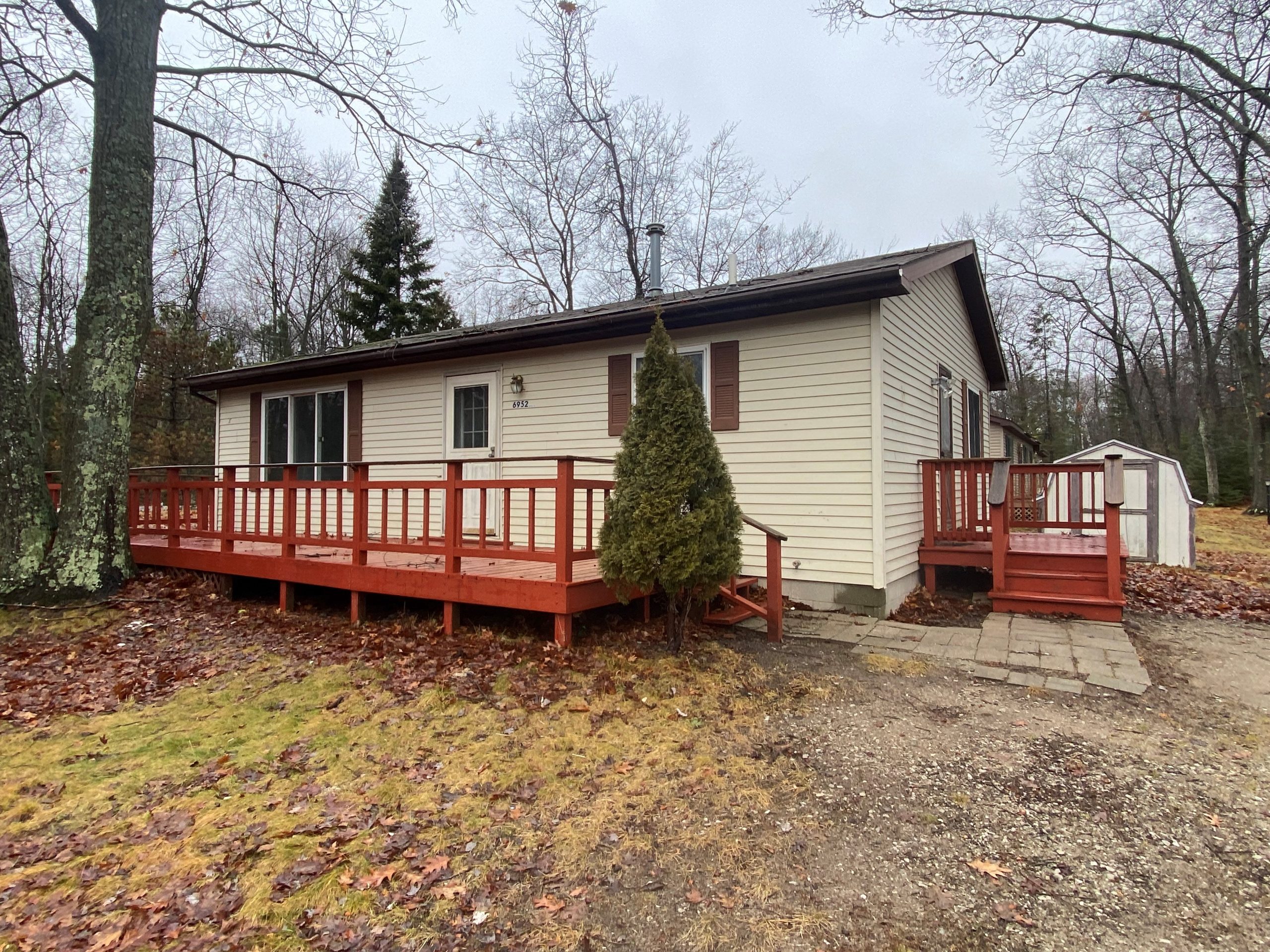 6952 Woodlea Oscoda, MI 48750
